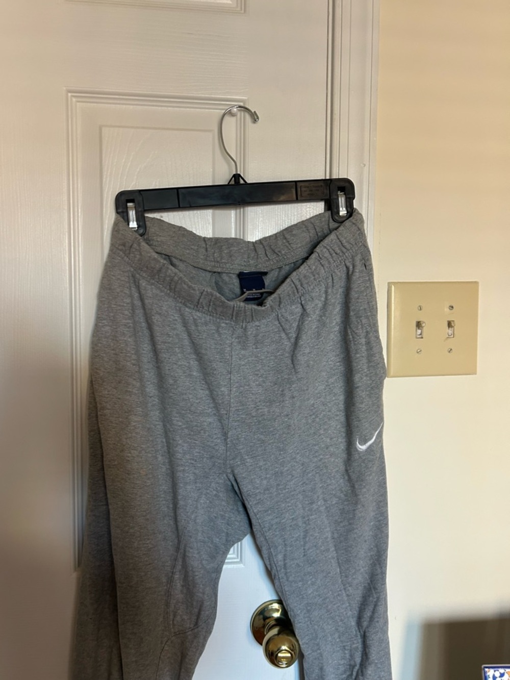 GRAY NIKE SWEATPANTS